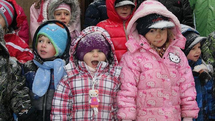 Singen macht warm: Die Kindergartenkinder trällerten ihre einstudierten Weihnachtslieder.