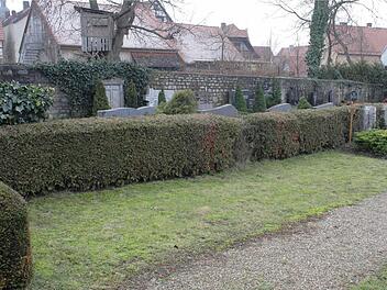 Aufgelassene Grabstellen - wie hier auf dem Hüttenheimer Gemeindefriedhof - sollen als Urnenerdgräber umgestaltet werden. Foto: G. Bauer