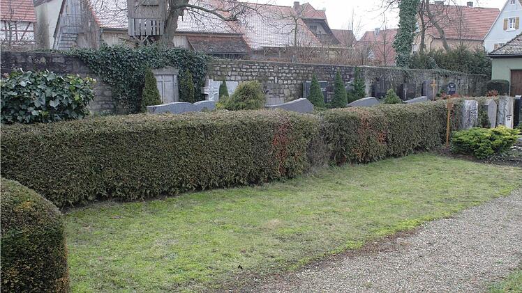 Aufgelassene Grabstellen - wie hier auf dem Hüttenheimer Gemeindefriedhof - sollen als Urnenerdgräber umgestaltet werden. Foto: G. Bauer
