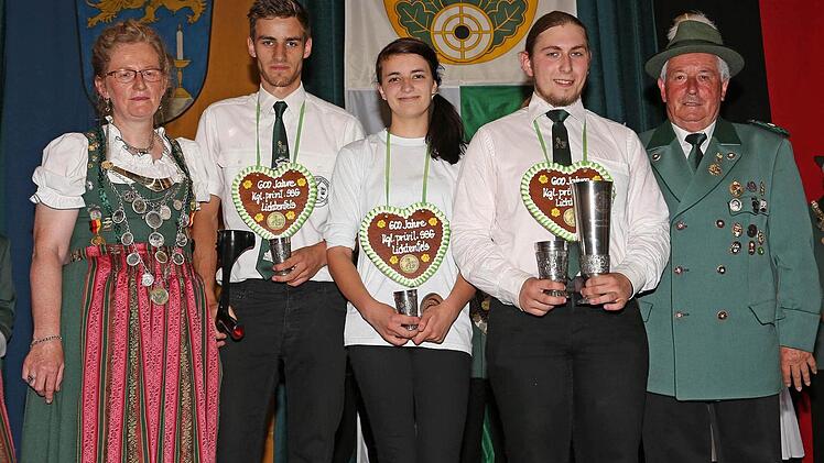 Im Wettstreit um den Winfried Weinbeer Pokal siegte Pascal Heymann (2.v.r.) vor Georg Osterlänger (links) und Sabrina Wich-Knoten. Pascal Heymann siegte auch im Wettstreit um den Birger Gedächtnispokal. - Foto:kag