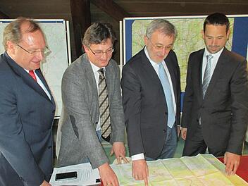 Bürgermeister Helmut Krämer (2.v.r.) blickt mit seinen Kooperationspartner auf das geplante Gebiet für die acht Windkraftanlagen. Foto: fra-press