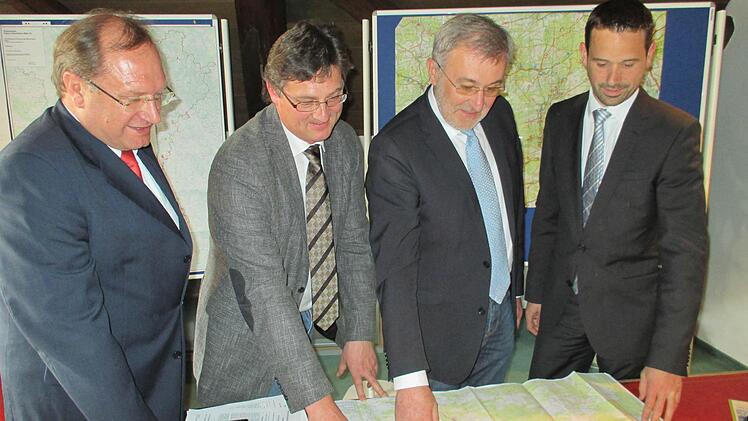 Bürgermeister Helmut Krämer (2.v.r.) blickt mit seinen Kooperationspartner auf das geplante Gebiet für die acht Windkraftanlagen. Foto: fra-press