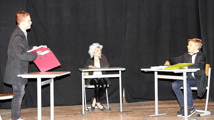 Schüler zeigten in dem Stück "Schule - Deine Zukunft" Szenen aus dem Alltag. Foto: Dieter Britz