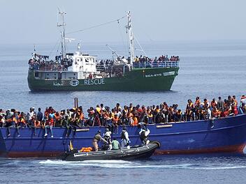 Deutsche Marinesoldaten und das Regensburger Hilfsschiff "Sea-Eye" retten 60 Kilometer vor der libyschen Küste über hundert Migranten im Mittelmeer aus Seenot. Das Bild entstand am 12. April, als die Bundesmarine an einem einzigen Tag 1180 Bootsflüchtlinge, darunter 430 Kinder, in Sicherheit bringen musste. Foto: dpa/Bundeswehr