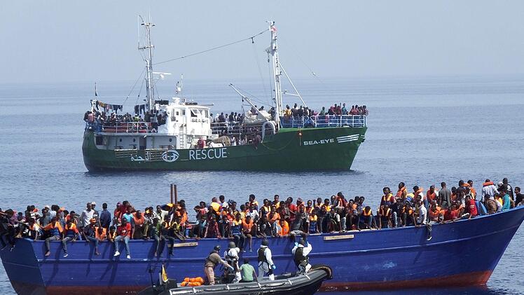 Deutsche Marinesoldaten und das Regensburger Hilfsschiff "Sea-Eye" retten 60 Kilometer vor der libyschen Küste über hundert Migranten im Mittelmeer aus Seenot. Das Bild entstand am 12. April, als die Bundesmarine an einem einzigen Tag 1180 Bootsflüchtlinge, darunter 430 Kinder, in Sicherheit bringen musste. Foto: dpa/Bundeswehr