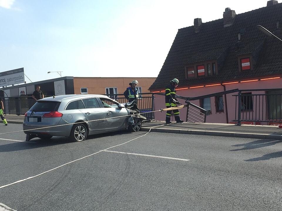 Würzburg: Auto droht nach Unfall von Brücke zu stürzen