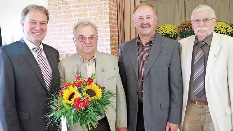 Den Ehrenpreis von Landrat Klaus Löffler (links) konnte Vorsitzender Heinz Büttner (Zweiter von links) vom OGV Windheim in Empfang nehmen - mit dabei Kreisvorsitzender Fritz Pohl sowie sein Stellvertreter Edgar Bärenz (rechts).  Foto: Gerd Fleischmann