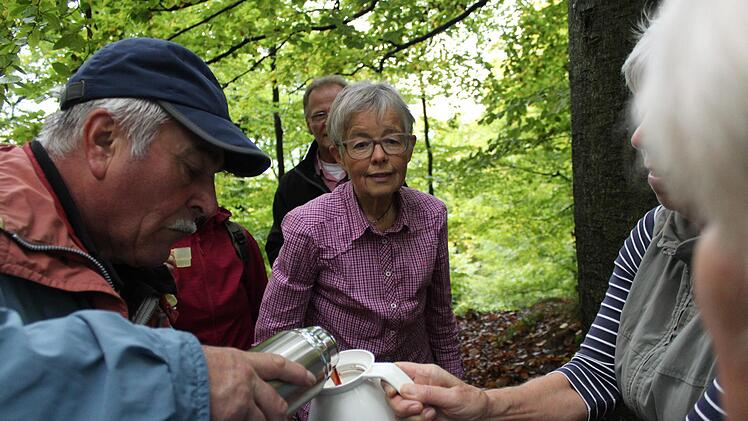 Wanderführerin Hildegard Wächter passt auf, dass kein Tropfen von einem Weinlikör verlorengeht. Mit kleinen delikaten Aufmerksamkeiten wie diesen, hält sie ihre Wandertruppe bei Laune.