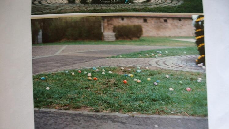 Im Ordner ist alles dokumentiert: Auch das 1993 gleich der erste Osterbrunnen durch Vandalen angegriffen wurde.