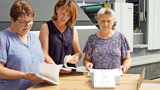 Druckfrisch bringen die Landfrauen beim historischen Fest in Zeil am Wochenende ihr neues Koch- und Backbuch auf den Markt. Kreisb&auml;uerin C&auml;cilie Werner (Mitte) und ihre Vorstandsmitglieder Doris Hornung (links) und Karin Zinser-M&uuml;hlfelder holten die ersten Exemplare ab. Foto: Sabine Weinbeer