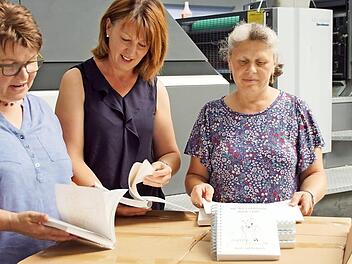 Druckfrisch bringen die Landfrauen beim historischen Fest in Zeil am Wochenende ihr neues Koch- und Backbuch auf den Markt. Kreisbäuerin Cäcilie Werner (Mitte) und ihre Vorstandsmitglieder Doris Hornung (links) und Karin Zinser-Mühlfelder holten die ersten Exemplare ab. Foto: Sabine Weinbeer