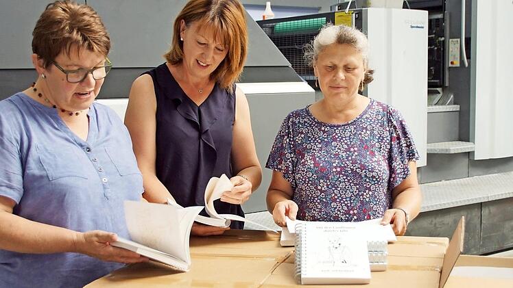 Druckfrisch bringen die Landfrauen beim historischen Fest in Zeil am Wochenende ihr neues Koch- und Backbuch auf den Markt. Kreisbäuerin Cäcilie Werner (Mitte) und ihre Vorstandsmitglieder Doris Hornung (links) und Karin Zinser-Mühlfelder holten die ersten Exemplare ab. Foto: Sabine Weinbeer
