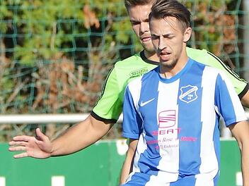 Ungewohnter Anblick: der Torhüter der Lettenreuther ersten Mannschaft, Koray Kaya (vorne), als Feldspieler gegen den Marktzeulner Steffen Werner. Foto: G. Czepera