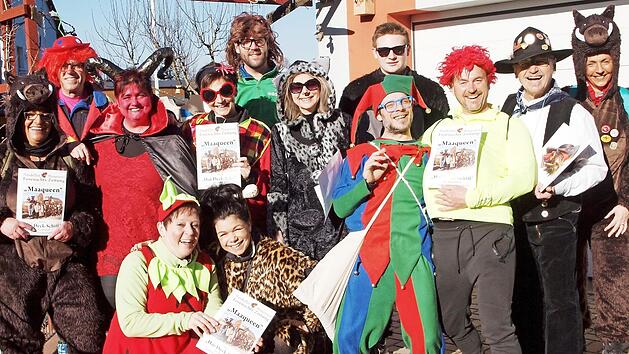 Eine lustige Gesellschaft der "Maapiraten" zog k&uuml;rzlich durch Reundorf, um den B&uuml;rgern ihre neueste Ausgabe der "Fosenachtszeitung" anzubieten. Foto: Alfred Thieret