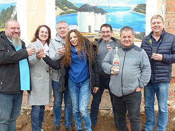 "Den letzten Ouzo" tranken auf den Ruinen des ehemaligen "Karmeliterhof" vor einem idyllischen Bild mit den Schönheiten Griechenlands die Mitglieder des "Ouzo-Stammtisches" Markus Ommert, Maria Siafakas, Marco Heinickel, Anna Kourkousoufoglou, Ilias Siafakas, Jürgen Hablowetz und Udo Ries. Foto: Manfred Mellenthin
