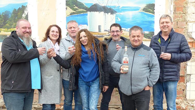 "Den letzten Ouzo" tranken auf den Ruinen des ehemaligen "Karmeliterhof" vor einem idyllischen Bild mit den Schönheiten Griechenlands die Mitglieder des "Ouzo-Stammtisches" Markus Ommert, Maria Siafakas, Marco Heinickel, Anna Kourkousoufoglou, Ilias Siafakas, Jürgen Hablowetz und Udo Ries. Foto: Manfred Mellenthin