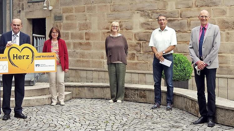Bei der &Uuml;bergabe (von links) stellvertretenden Bereichsdirektor Thomas Kolb, Christa B&auml;nisch, Renate Leive, Uwe Sch&ouml;nfeld, Harald Weichert und Bereichsdirektor Gerhard Zettel