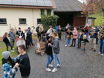 Die jungen Reichenbacher feierten Houfree mit Tanz und Blasmusik.. Foto: Matthias Nöth