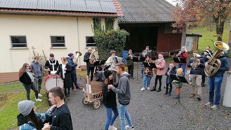 Die jungen Reichenbacher feierten Houfree mit Tanz und Blasmusik.. Foto: Matthias Nöth