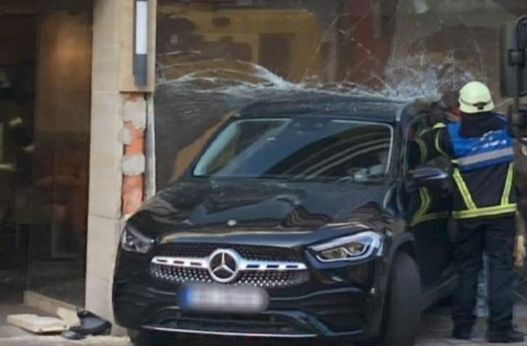 Bamberg: Im Schaufenster geparkt: Zu viel Gas im Rückwärtsgang - SUV kracht in Laden