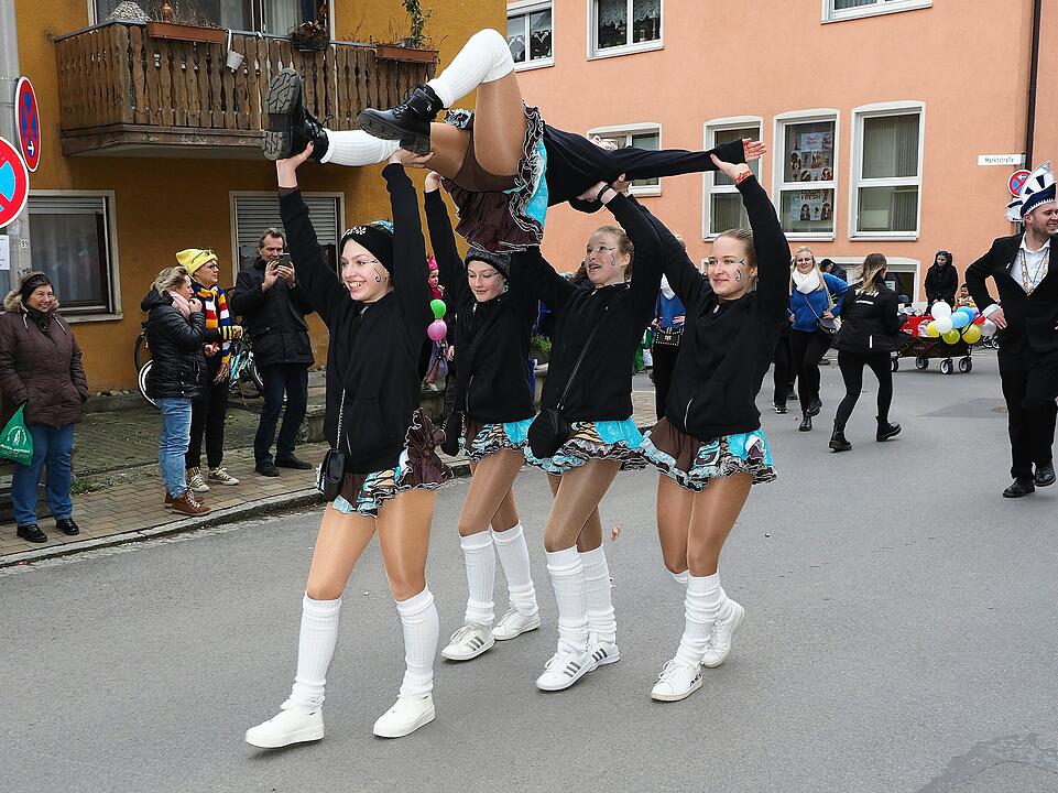 Mit vielen Fuß- und Musikgruppen