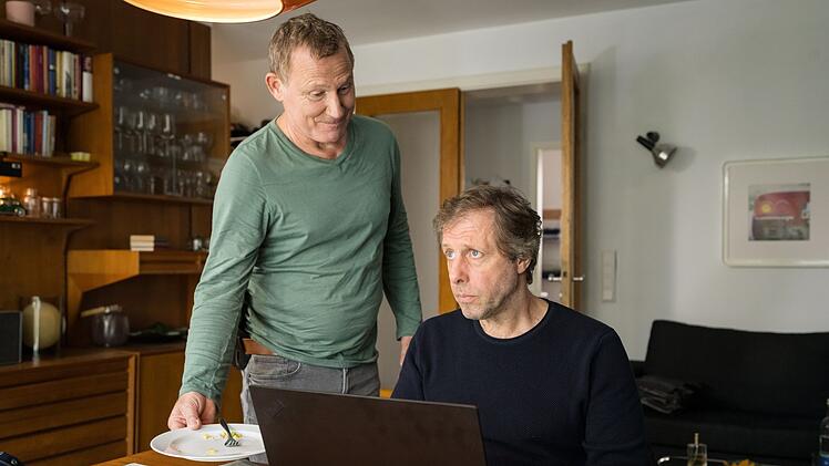 In Overbecks (Roland Jankowsky, links) Wohnhaus finden Bauarbeiten statt, weshalb er sich kurzerhand bei Ekki Talk&ouml;tter (Oliver Korittke) einquartiert. Es gab Ei ...