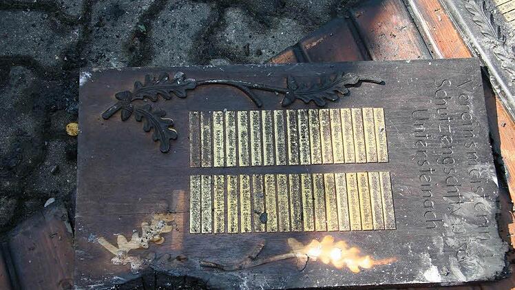 Die Vereinsmeistertafel ist heruntergefallen, und die Namen sind noch zu lesen - vielleicht ein unschätzbares Dokument.