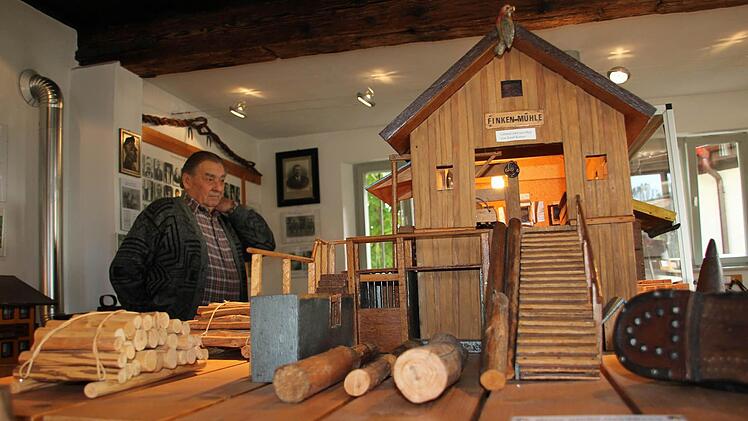 Alfons Geiger zwischen Mühlenmodell und historischen Fotos. Foto: Marco Meißner