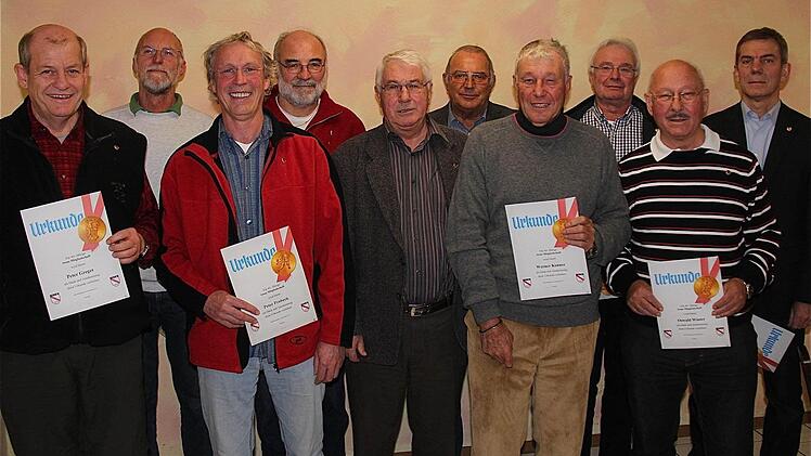 Seit 40 Jahren halten (von links) Peter Greger, Karl-Friedrich Ortloff, Peter Probeck, Roland Dernbach, Rolf Mozer, Edgar Rieß, Werner Kenner, Harald Rehm, Oswald Winter und Rainer Hoffart dem FC die Treue.