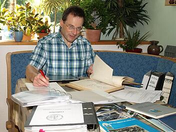 Die meiste Zeit für die Chronik wendete Peter Hoja am Esszimmertisch auf. Hier fand die Sichtung des "Rohmaterials" statt.  Foto: Markus Häggberg