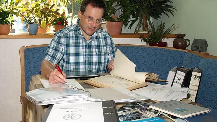Die meiste Zeit für die Chronik wendete Peter Hoja am Esszimmertisch auf. Hier fand die Sichtung des "Rohmaterials" statt.  Foto: Markus Häggberg