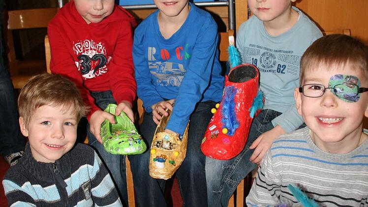 Die Schuhe von Johannes (vorne links) und Noah (hinten rechts) sahen ursprünglich mal gleich aus. Jetzt hat jeder seiner Phantasie freien Lauf gelassen. Das Foto zeigt Johannes, Noah, Daniel, Noah und Ben. Foto: Daniela Röllinger