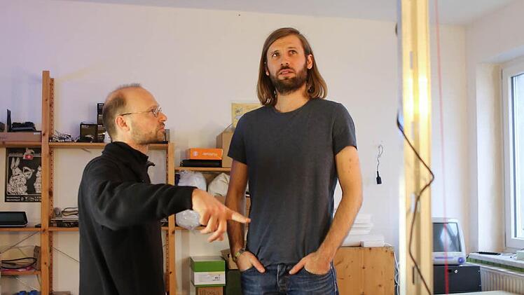 1. Christian Sch&ouml;ring (links) vom Verein Backspace erkl&auml;rt Redakteur Sebastian Martin, was er beim Einscannen zu beachten hat: "Stillstehen und l&auml;cheln!" Foto: Barbara Herbst