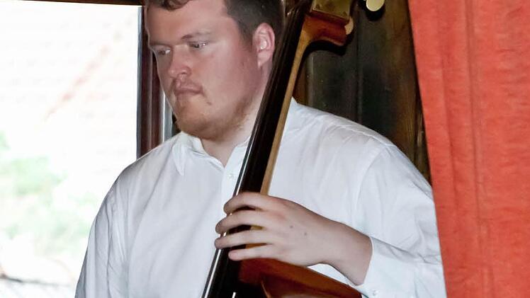 Christian Ernst am Kontrabass Foto: Jochen Berger