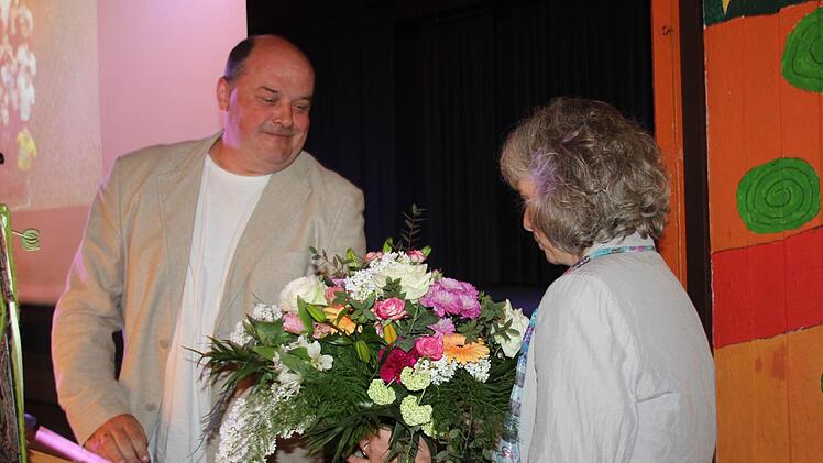 Elternbeiratsvorsitzender Günter Forkel hatte einen Blumenstrauß für die "gute Seele" der Schule, Sekretärin Ruth Einwag, parat.