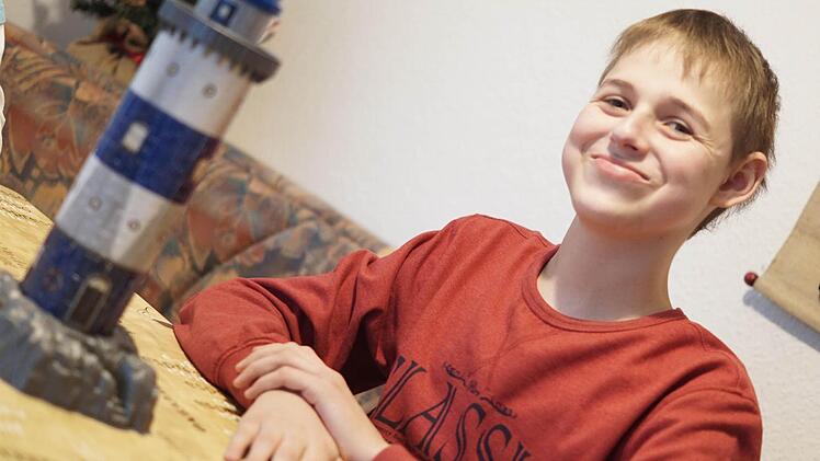 Michael soll Menschenmengen meiden. Deshalb vertreibt sich der 13-Jährige aus Gemeinfeld gerne die Zeit zu Hause mit Puzzeln. Manchmal kann daraus auch ein Leuchtturm entstehen.  Foto: Sarah Dann