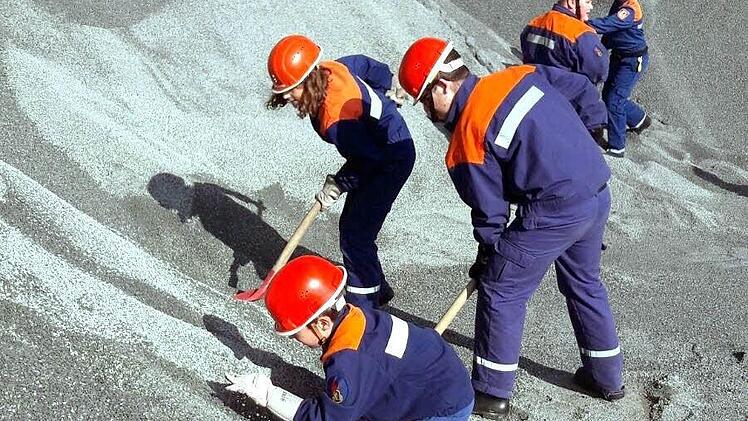 Mit bloßen Händen und Schaufeln suchten die Jugendlichen nach dem verschütteten Kind, das geborgen werden konnte. Fotos: Klaus-Peter Wulf