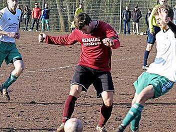 Aus dem Spiel des TV Ebern gegen die SpVgg Erlangen: TV-Abwehrspieler Korn (links) stoppt den G&auml;steangreifer im Mittelfeld, links sein Mitspieler Z&uuml;rl.  Foto: Wolfgang Dietz