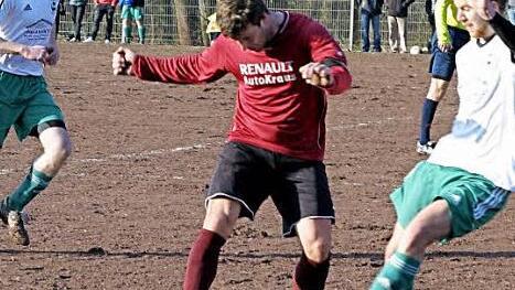 Aus dem Spiel des TV Ebern gegen die SpVgg Erlangen: TV-Abwehrspieler Korn (links) stoppt den G&auml;steangreifer im Mittelfeld, links sein Mitspieler Z&uuml;rl.  Foto: Wolfgang Dietz