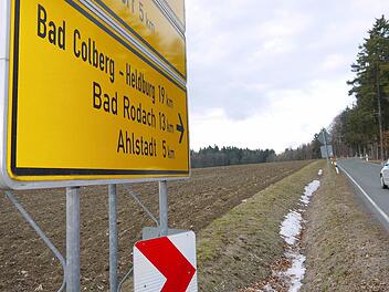 Ein Kandidat für die Streichliste: Die Kreisstraße zwischen Rottenbach und Ahlstadt wird nur von sehr wenigen Autos befahren. Deshalb gibt es Zweifel, ob sich in ein paar Jahren ein Ausbau mit fünf Millionen Euro Kosten wirklich noch lohnt. Foto: Berthold Köhler