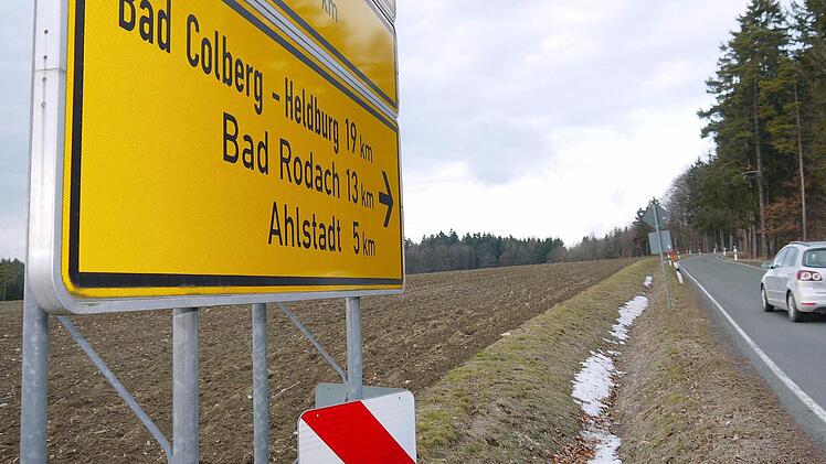 Ein Kandidat für die Streichliste: Die Kreisstraße zwischen Rottenbach und Ahlstadt wird nur von sehr wenigen Autos befahren. Deshalb gibt es Zweifel, ob sich in ein paar Jahren ein Ausbau mit fünf Millionen Euro Kosten wirklich noch lohnt. Foto: Berthold Köhler