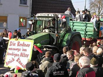 "Sex auf Rezept im Altenheim" und viele weitere Themen der jüngeren Vergangenheit wurden beim Umzug "herumgespielt". Foto: Klaus Oelzner