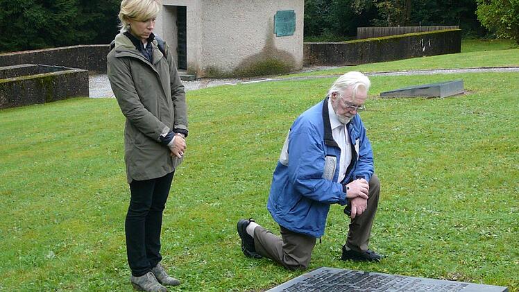 Ehrfürchtig kniet Chester Rudnicki vor der Gedenktafel auf dem Polenfriedhof nieder. Dort hat er das Sterbedatum seiner Mutter gefunden. Mit seiner Tochter Renee Triemstra hatte er 10 Tage lang verschiedene Stationen in Europa auf der Suche nach seinen Wurzeln bereist. Walter Kömpel