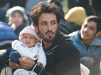 Schon ab August k&ouml;nnen einige Fl&uuml;chtlinge mit eingeschr&auml;nktem Schutzstatus ihre Familien nachholen. Symbolbild, Foto: Sebastian Kahnert/dpa