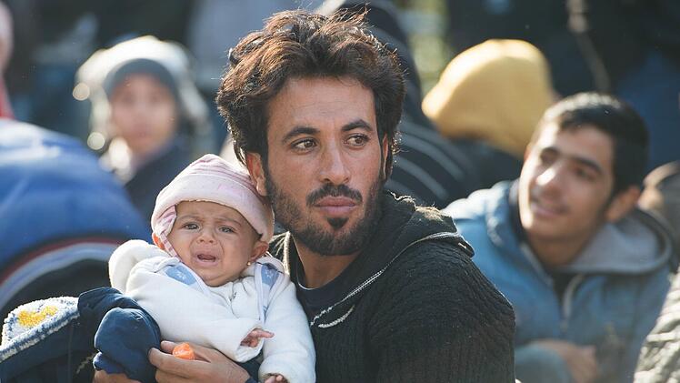 Schon ab August k&ouml;nnen einige Fl&uuml;chtlinge mit eingeschr&auml;nktem Schutzstatus ihre Familien nachholen. Symbolbild, Foto: Sebastian Kahnert/dpa