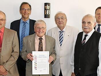 Goldene Ehrennadel für Georg Hans Forner (von links): Ernst Schroeder, Horst Porzelt (Dritter Bürgermeister Itzgrund), Thomas Nowak, Georg Hans Forner, Manfred Jenke, BdV-Bezirksvorsitzender und Kreisvorsitzender Roman Seidl, Frank Altrichter und Winfried Beyer (Dritter Bürgermeister Ahorn)  Fotos: Desombre