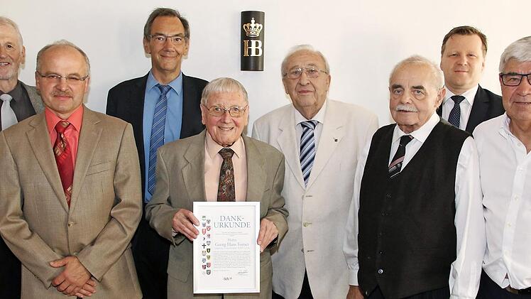 Goldene Ehrennadel für Georg Hans Forner (von links): Ernst Schroeder, Horst Porzelt (Dritter Bürgermeister Itzgrund), Thomas Nowak, Georg Hans Forner, Manfred Jenke, BdV-Bezirksvorsitzender und Kreisvorsitzender Roman Seidl, Frank Altrichter und Winfried Beyer (Dritter Bürgermeister Ahorn)  Fotos: Desombre