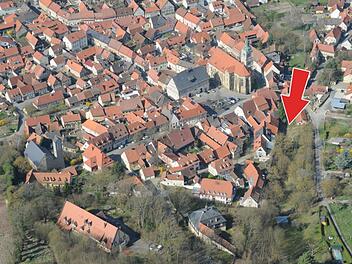 Der rote Pfeil zeigt, wo das neue Naturparkzentrum in Königsberg entstehen soll: am Rand der Altstadt, unweit des Marktplatzes.Gerold Snater