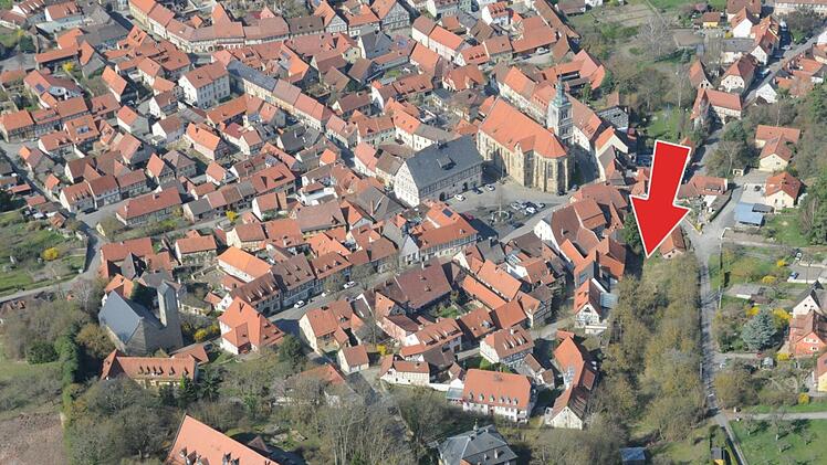 Der rote Pfeil zeigt, wo das neue Naturparkzentrum in Königsberg entstehen soll: am Rand der Altstadt, unweit des Marktplatzes.Gerold Snater