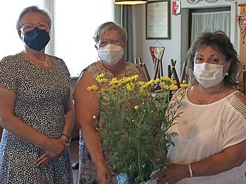 Siglinde Pörner (rechts) löst Karin Frank (links) als Vorsitzende der Adelsdorfer Frauen-Union ab. Mit im Bild Kreisvorsitzende Ruthild Schrepfer